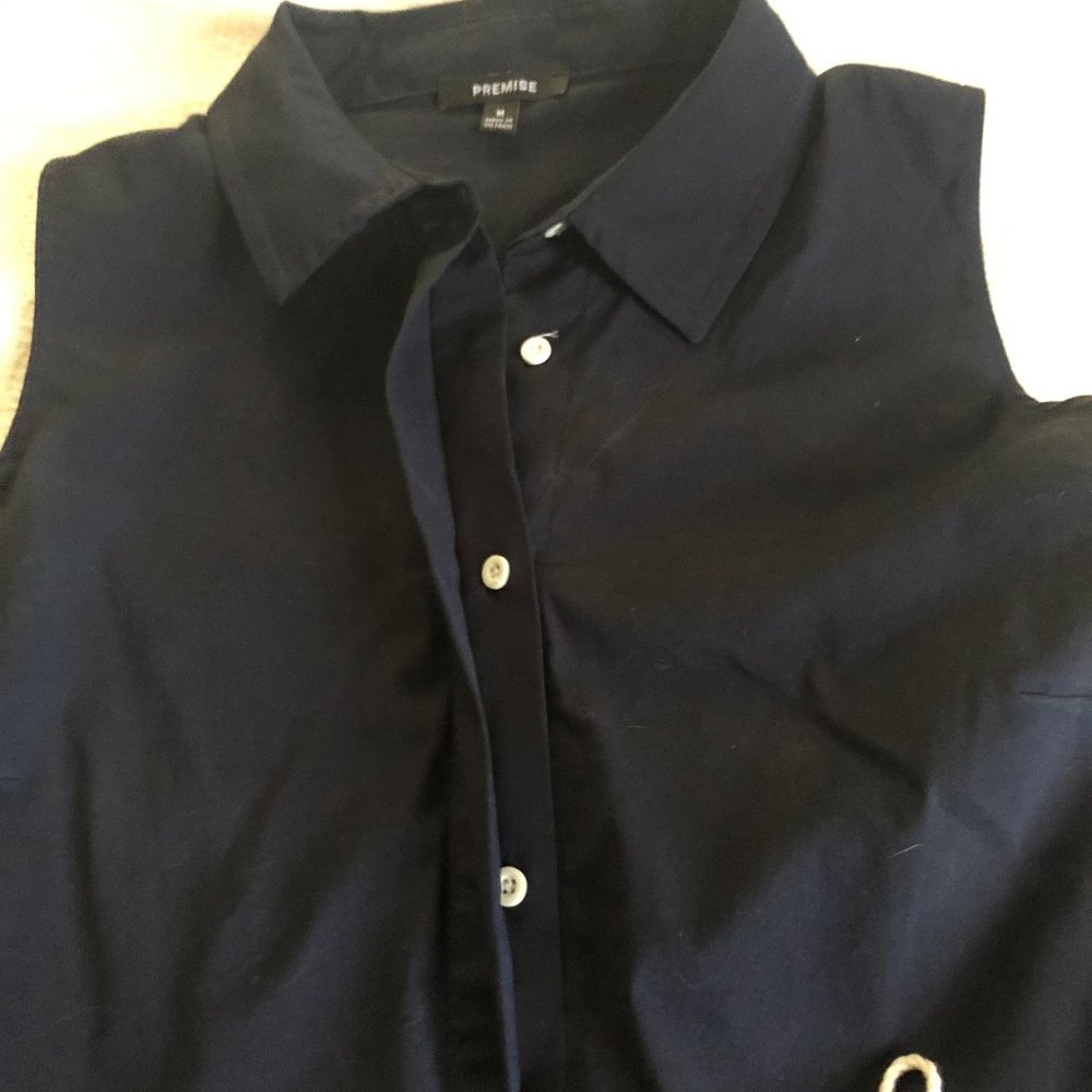 Navy top with white tie - Picture 5 of 7